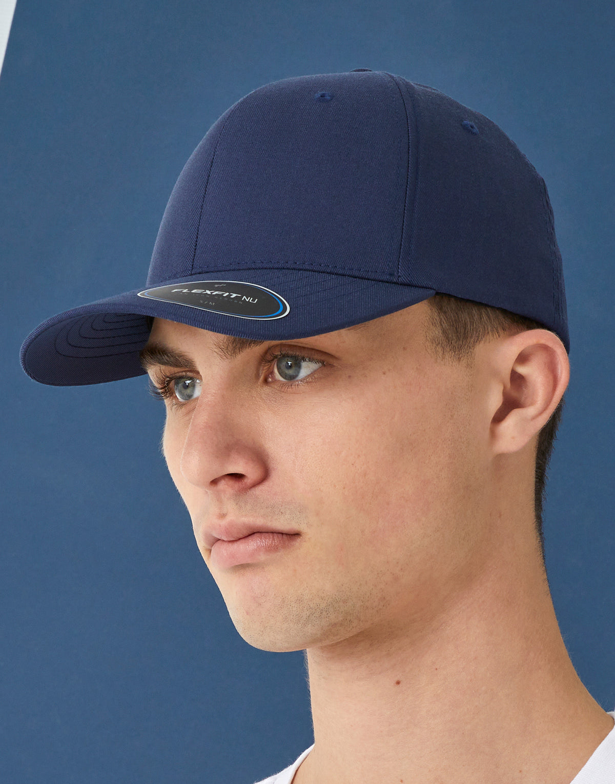 Flexfit cap 6100NU marineblauw gedragen