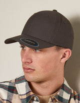 Flexfit cap 6100NU donkergrijs gedragen