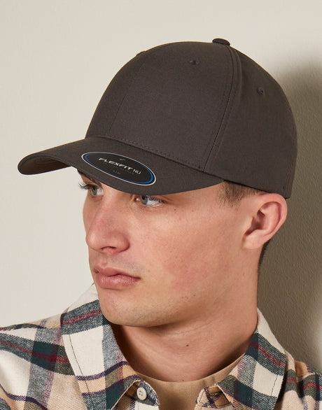 Flexfit cap 6100NU donkergrijs gedragen