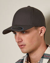 Flexfit cap 6100NU donkergrijs gedragen