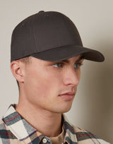 Flexfit cap 6100NU donkergrijs gedragen