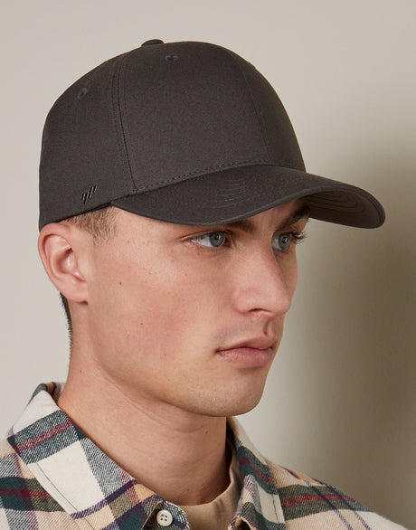 Flexfit cap 6100NU donkergrijs gedragen