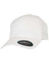 Flexfit cap 6100NU wit gedragen