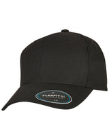 Flexfit cap 6100NU zwart gedragen